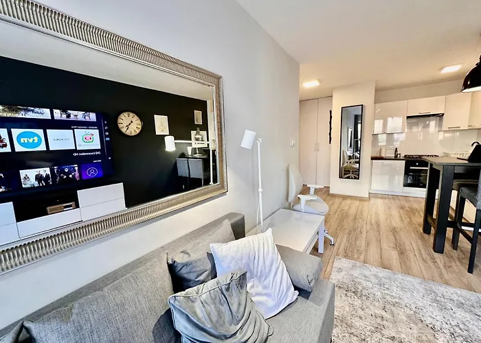 Apartment Gold 5 Fast Wifi 1 Gbs Big 85'tv Netflix Hbo Disney+ Warsaw
