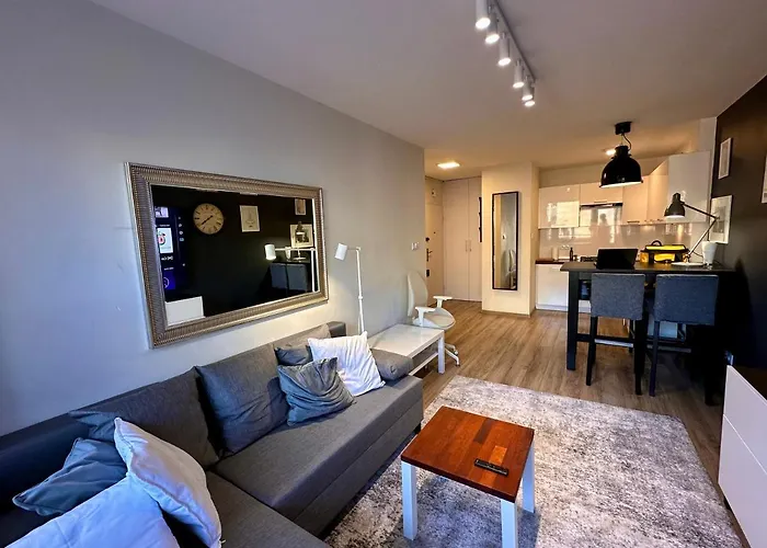 Apartment Gold 5 Fast Wifi 1 Gbs Big 85'tv Netflix Hbo Disney+ Warsaw