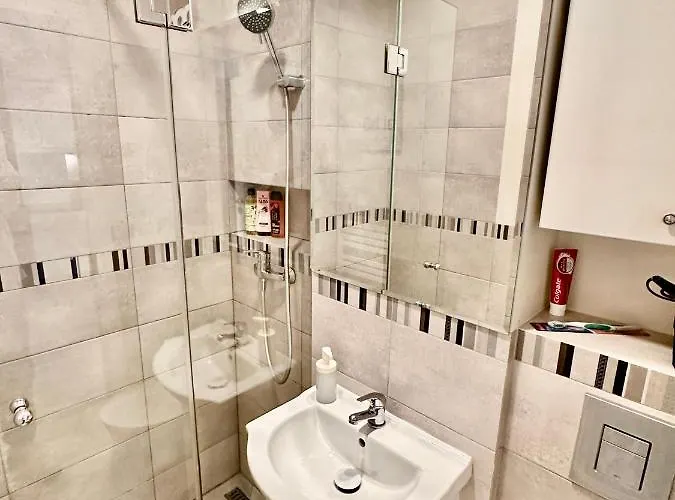 Apartment Gold 5 Fast Wifi 1 Gbs Big 85'tv Netflix Hbo Disney+ *