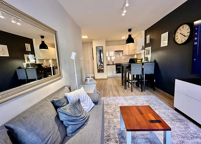 Apartment Gold 5 Fast Wifi 1 Gbs Big 85'tv Netflix Hbo Disney+ *