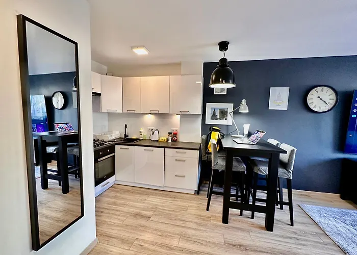 Gold 5 Fast Wifi 1 Gbs Big 85'tv Netflix Hbo Disney+ * Warsaw