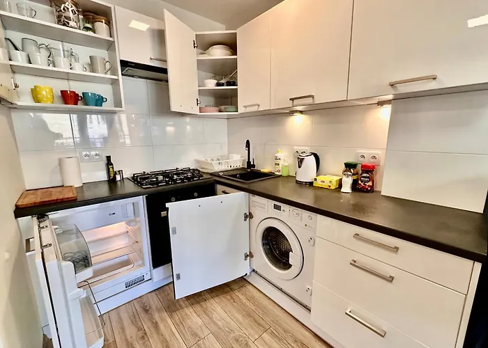 Gold 5 Fast Wifi 1 Gbs Big 85'tv Netflix Hbo Disney+ * Warsaw